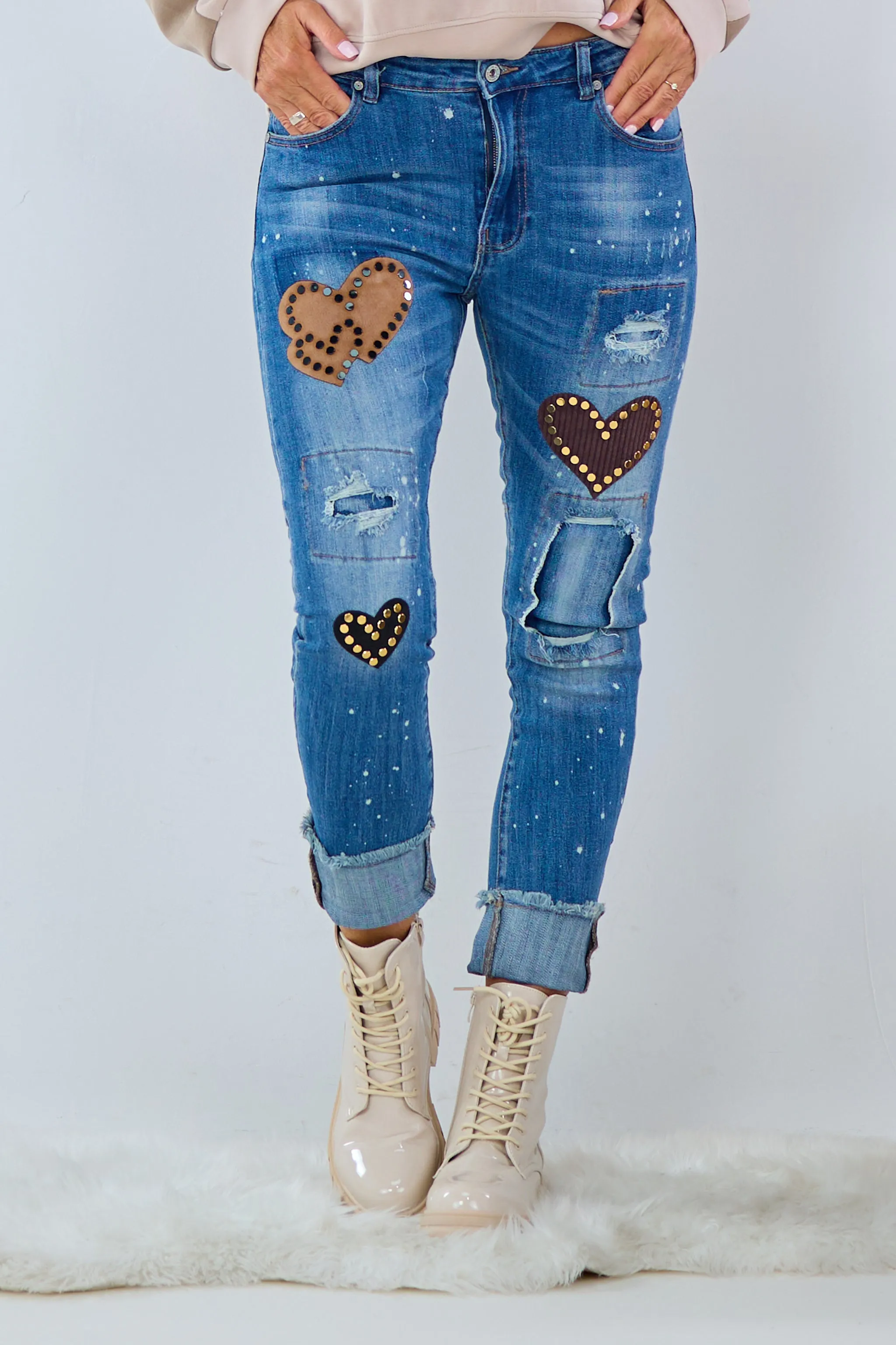 Jeans mit aufgesetzten Herzen, denim